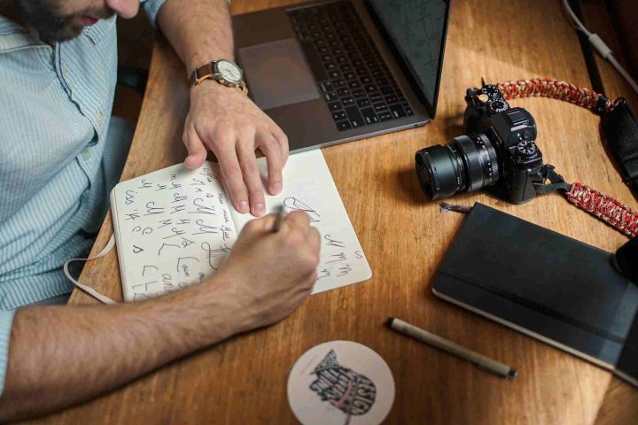 AI logo design mistakes beginners make while creating brand identities